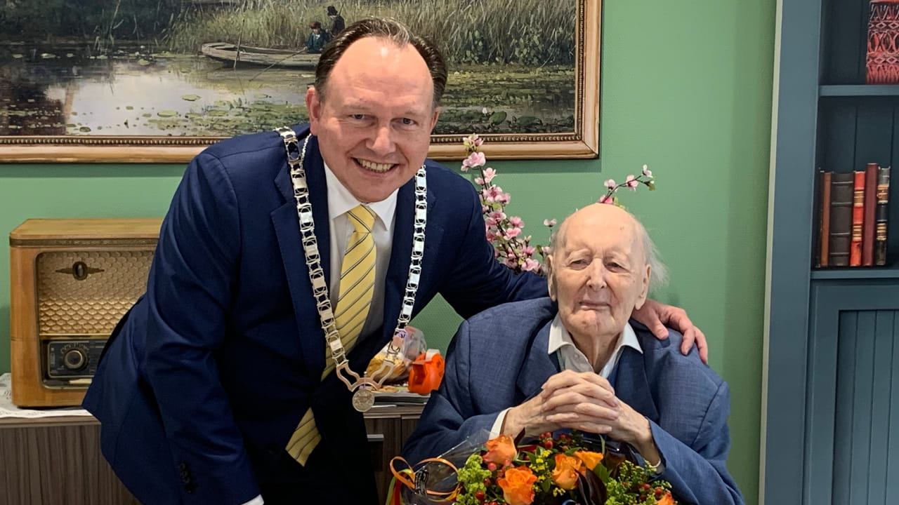 Burgemeester eert oudste inwoner Stichtse Vecht met feestelijk verjaardagsbezoek