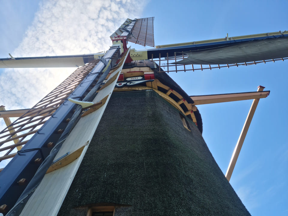 Na dik drie jaar stilstand heeft de Loenderveense Molen eindelijk weer draaiende wieken