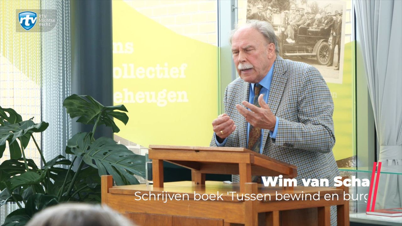 Burgemeester Reinders neemt eerste exemplaar bijzonder boek in ontvangst