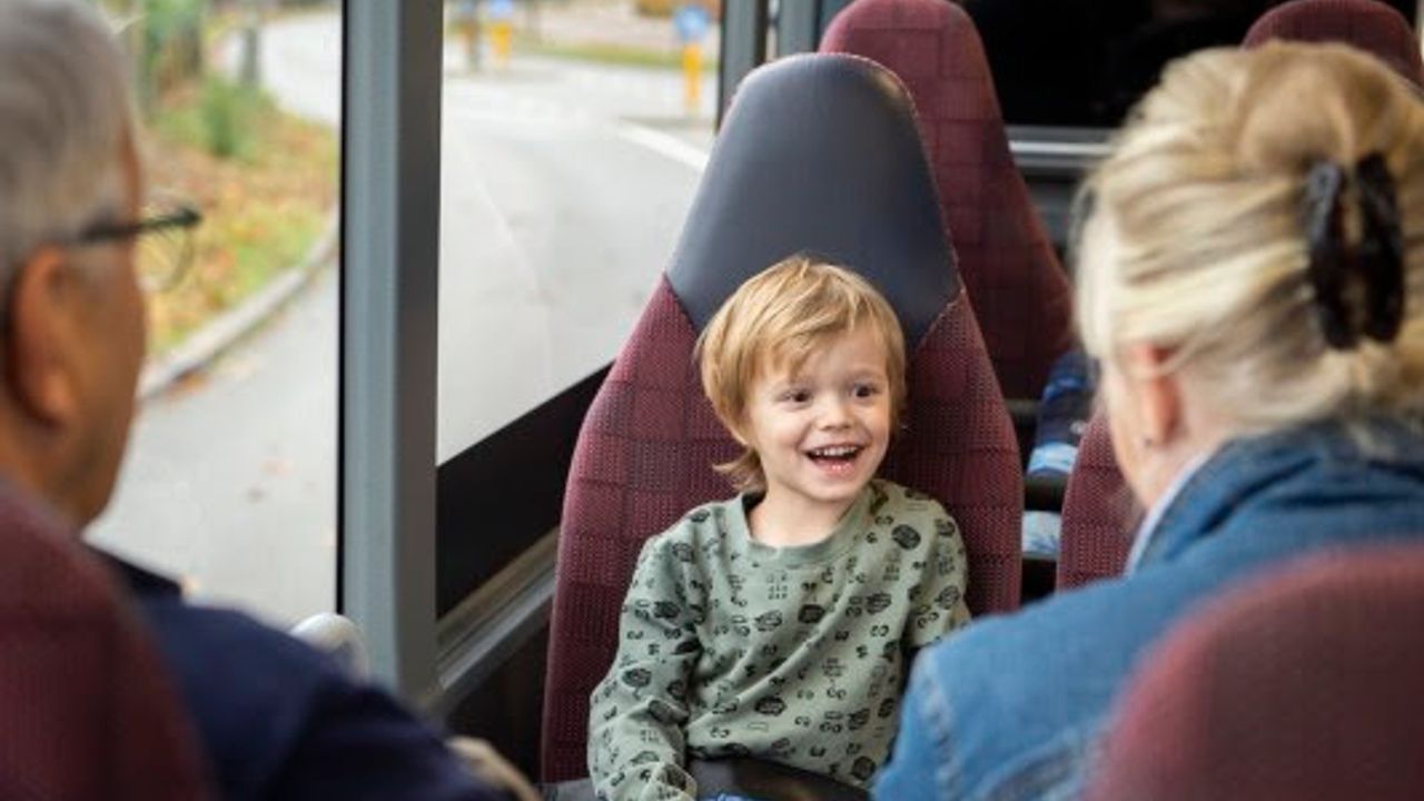 Kinderen tot en met 11 jaar reizen gratis met de bus in de kerstvakantie en 2024