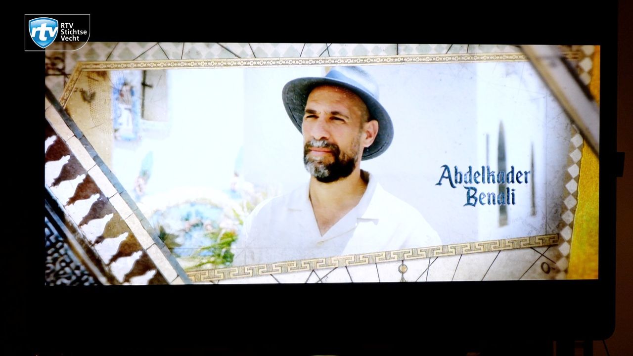 Abdelkader Benali kijkt samen met Breukelenaren naar 'Jan Janszoon, piraat van de wereld'