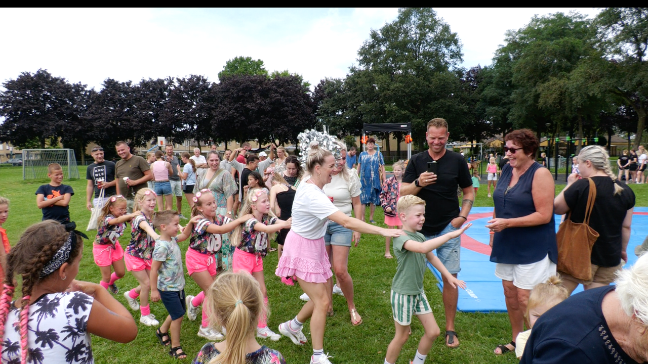 [Video] 45-jarig bestaan Pauwenkamp gevierd door wijkfeest