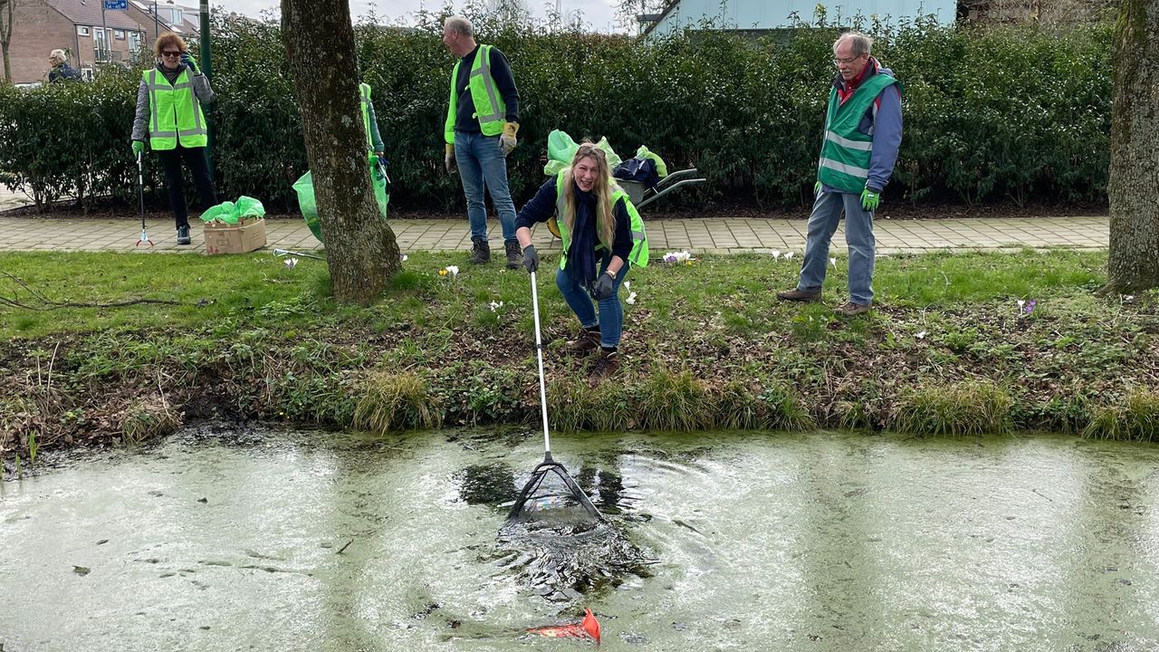 Natuurgroep Kockengen zet zich in voor een schoner Kockengen tijdens Nederland Schoon actie