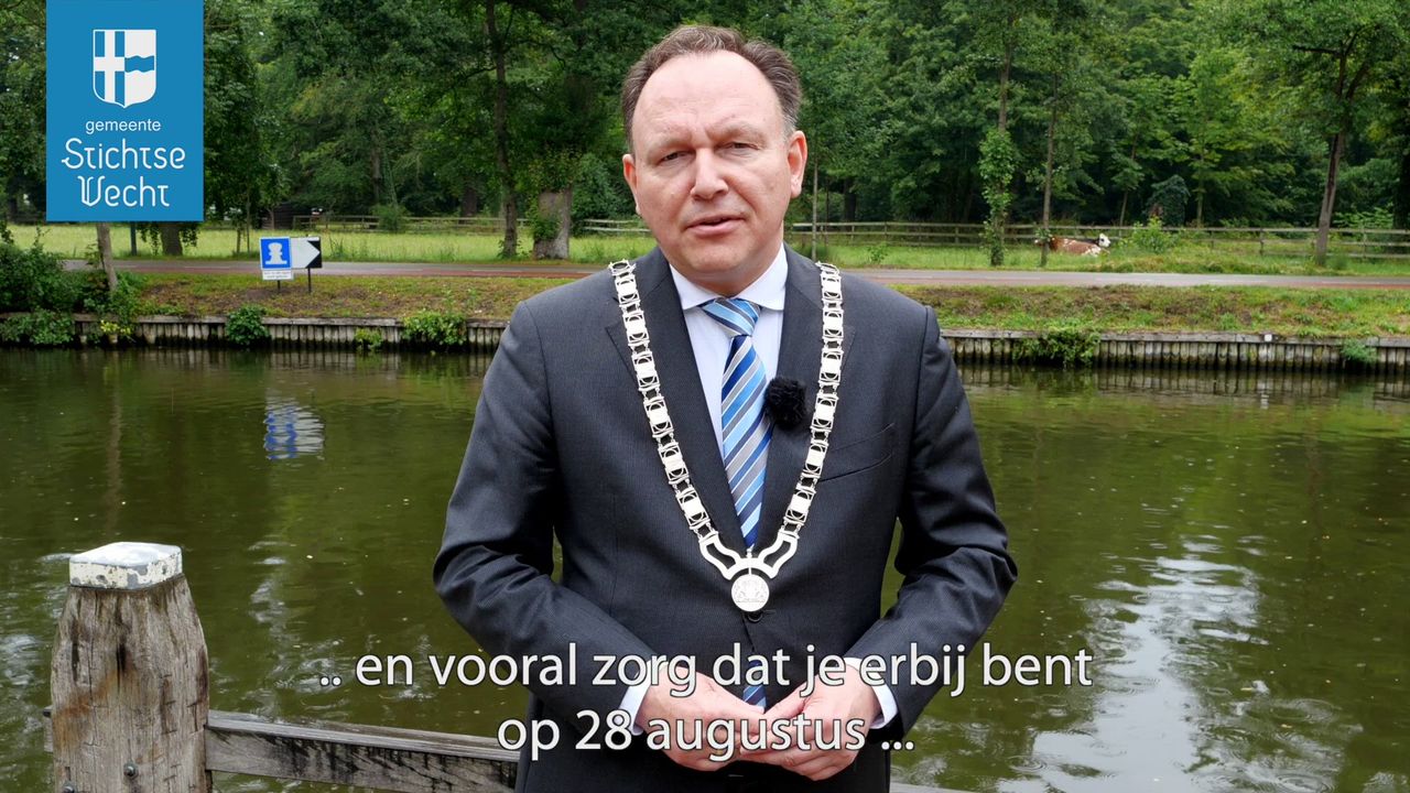 Burgemeester Ap Reinders roept iedereen op om mee te zwemmen