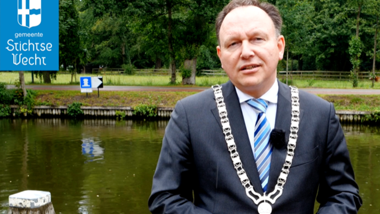 Burgemeester Ap Reinders roept iedereen op om mee te zwemmen